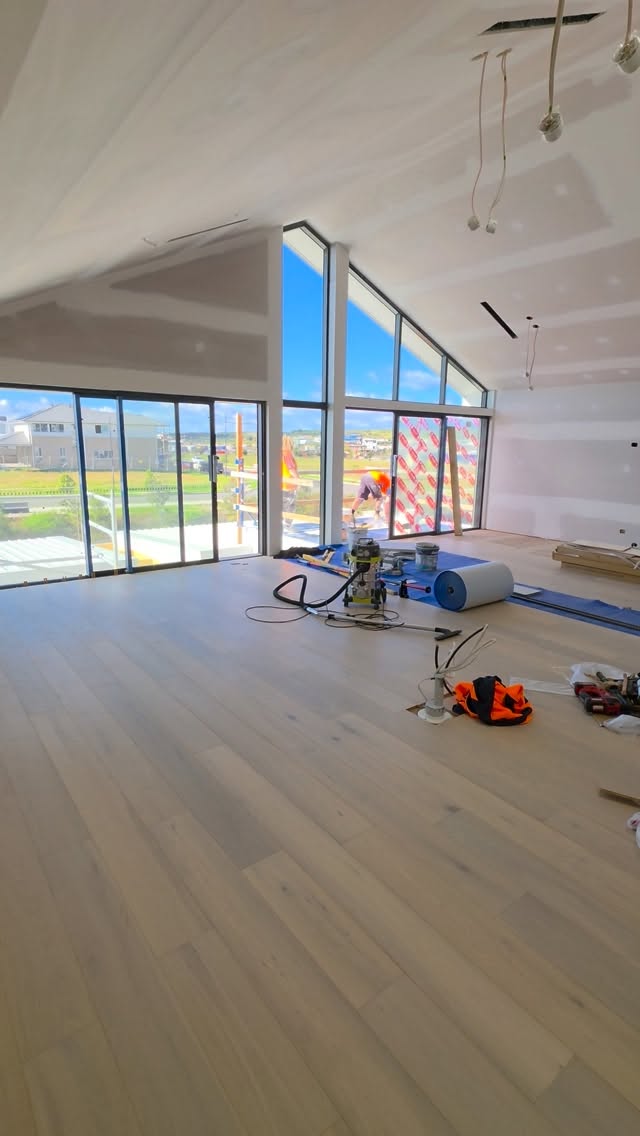 Progress is taking shape at Project Aqua, a stunning waterfront development by Nadine Designs at Shell Cove Marina. 🔨
This beautiful residence is being fitted with our premium 15mm Engineered Oak Flooring in the timeless White Wash colour, bringing a light, coastal aesthetic that perfectly complements the marina surroundings.
The natural oak grain, wide boards, and soft washed tones create a seamless blend of luxury, warmth, and contemporary design.
Stay tuned as we continue transforming this incredible space.
▫️Built by @countrytocoastprojects
▫️Building Design & Client @nadinekdesign
▫️Interiors by @j.z_styles
📍 Project Aqua – Shell Cove Marina
FLOORING SPECS:
▫️Colour: White Wash
▫️Collection: 15mm Engineered Oak
▫️Timber Grade: ABCD
▫️Size: 1900mm x 190mm x 15mm
▫️Install Method: Direct Glue Down
▫️Supply + Install by Imperial Flooring Australia ®️
www.imperialflooringaustralia.com.au