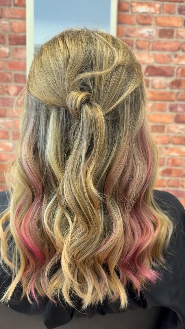 Dove.. Se non da Ch3ange 🔥👩🎨 Biondo raggiunto con tecnica: microlight con un tocco di Rosa 💕💕
@sharrison280 Sarah ci sorprende sempre 🔥
📍Milano, Via Bullona 1
#colorecapelli #pinkhair #capellirosa #parrucchierimilano #hair