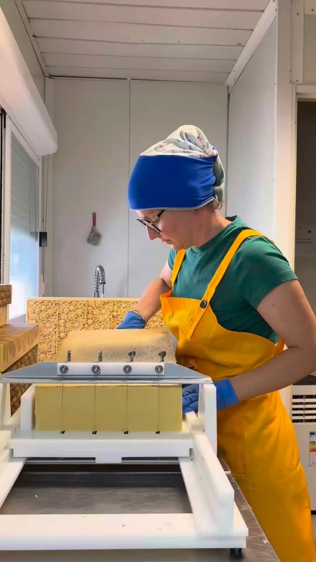 C’est pas pour rien que mon logo ainsi que mes vêtements sont jaune #savon #savonnerie #lait #agriculture #laitdevache