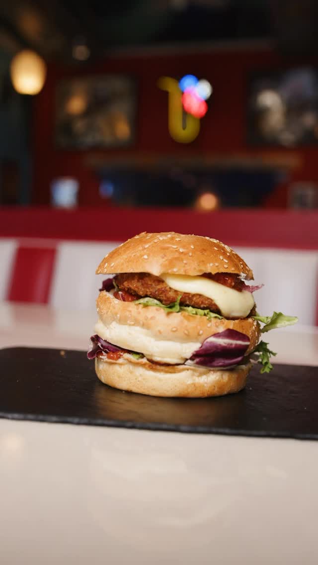 🍔🔥 Doppelt knusprig. Doppelt saftig. Doppelt lecker. 🔥🍔
Unser Monatsburger im Juni hat’s in sich:
Zwei knusprige Hähnchen-Patties, geschmolzener Mozzarella, eingelegte rote Zwiebeln und eine leicht scharfe Curry-Ketchup-Sauce. 😍
Nur diesen Monat im NewYorkCafe erhältlich. 👀
#NewYorkCafe #Burgerliebe #ChickenBurger #ReinachEats #Foodie
