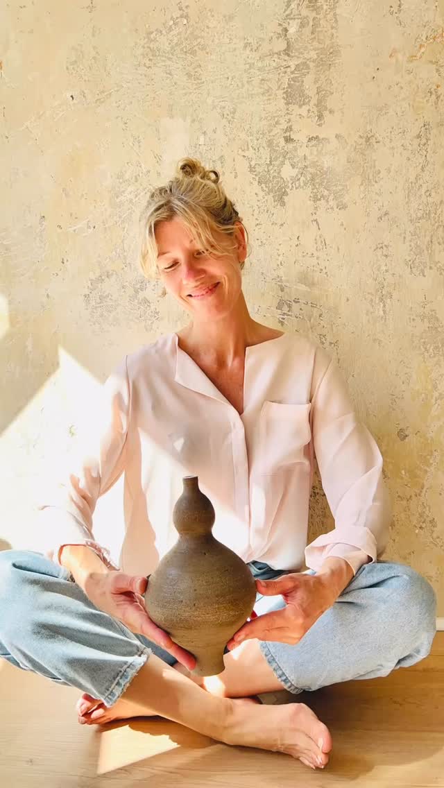 E R D U N G
Mit beiden Füßen auf dem Boden.
Die Hände bewegen, formen, spüren.
Ein tiefer Atemzug bringt Ruhe und Klarheit.
Plötzlich sind wir präsent, fokussiert und stabil.
Workshops: cl-ay.de
·
G R O U N D I N G
Feet firmly on the ground.
Hands moving, shaping, feeling.
A deep breath brings calm and clarity.
Suddenly, we are present, focused, and steady.
Workshops: cl-ay.de
#mentalhealth
#balance
#design