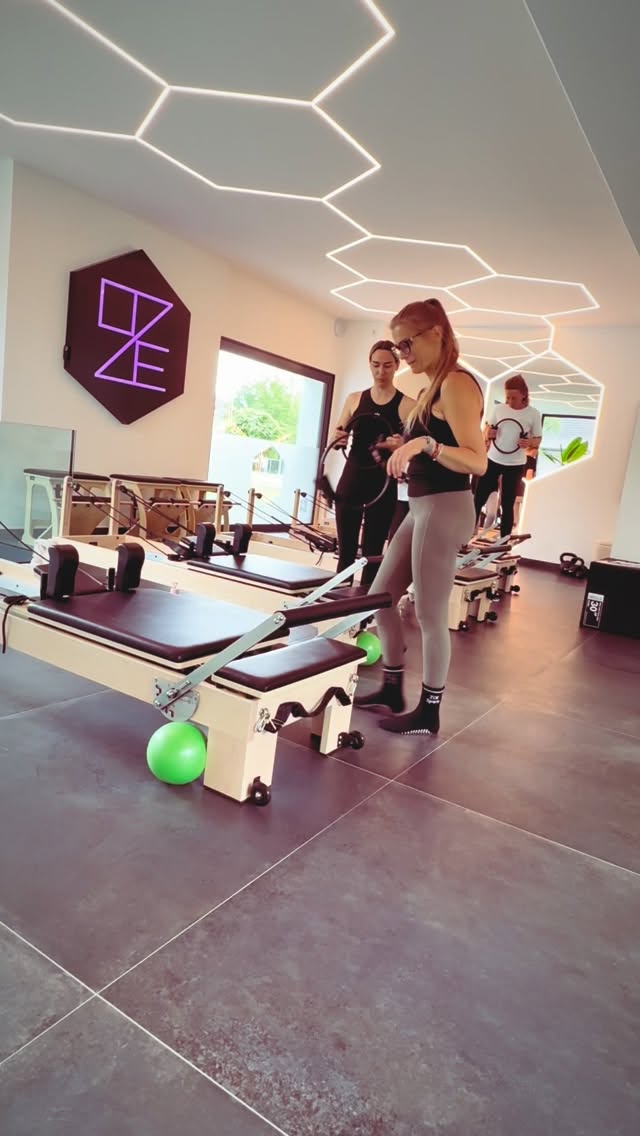 ⚡️ Mehr Energie. Mehr Power. Mehr Du. ⚡️
Bei ZOE Sports in Grünwald tankst du neue Energie, stärkst deinen Körper und bringst deinen Geist in Balance. ✨
🔥 Reformer Pilates als intensives Workout
💪 Für mehr Kraft, Haltung & Definition
🧘♀️ Als Therapie, Training oder Power Hour
Spüre die Energie. Forme deinen Körper. Entfalte dein Potenzial. 🚀
Sei dabei am kommenden Sonntag 07.06.26 um 9:00 Uhr
Wo? ZOE sports & performance GmbH am Bavariafilmplatz 6 in
📍 Grünwald bei München
#ZOESports #ReformerPilates #PilatesMünchen #PilatesGrünwald #StrongerEveryDay BodyMindBalance WorkoutMotivation FitnessLifestyle ✨💫⚡️🔥💪🧘♀️🚀