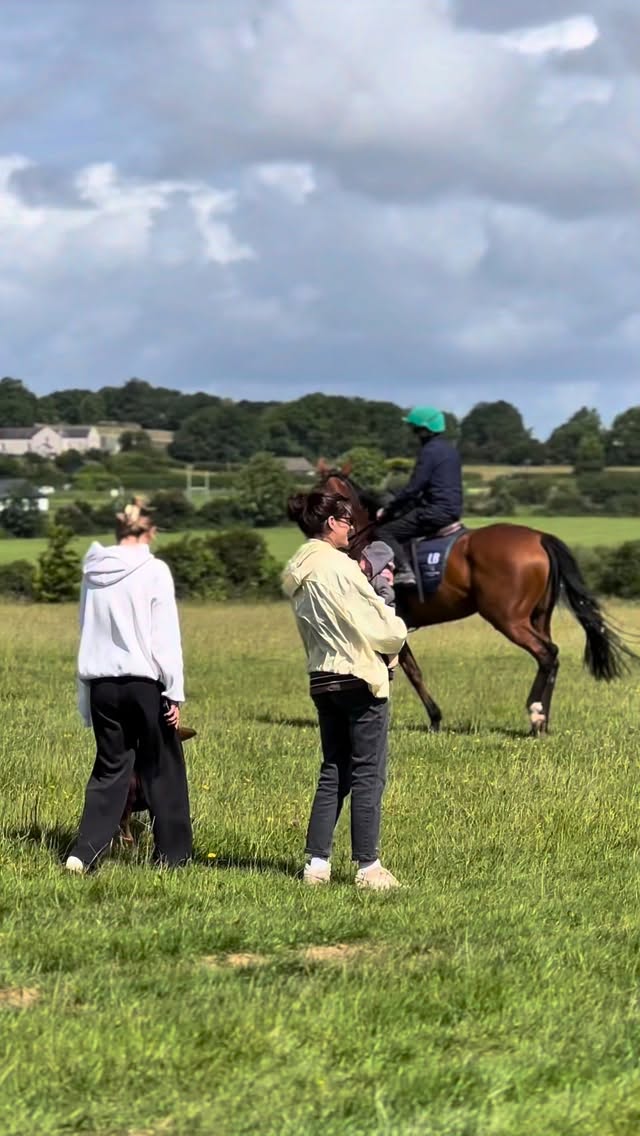 Knockeen had a very important visitor this morning, with @blackmorerachael and Bowie coming down to meet the team🥹
We wonder how long it will be until we can see him back here riding out🙈