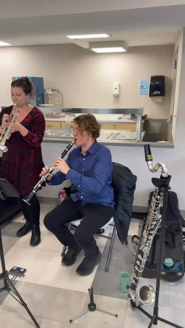 One of the things I miss the most while touring with a show is getting to play chamber music for people who really need it. I didn’t set up a camera and I don’t usually film these shows but one of the social workers snapped this video so I asked him for it afterwards. I love playing recitals and playing chamber music for seniors and kids in NYC in need is such a great opportunity to spread some joy to those in need. ❤️ I’ll be back in NYC in August and excited to head back out there and play more of these shows soon.
•
#chambermusic #classicalmusic #musicoutreach @the.mptf
