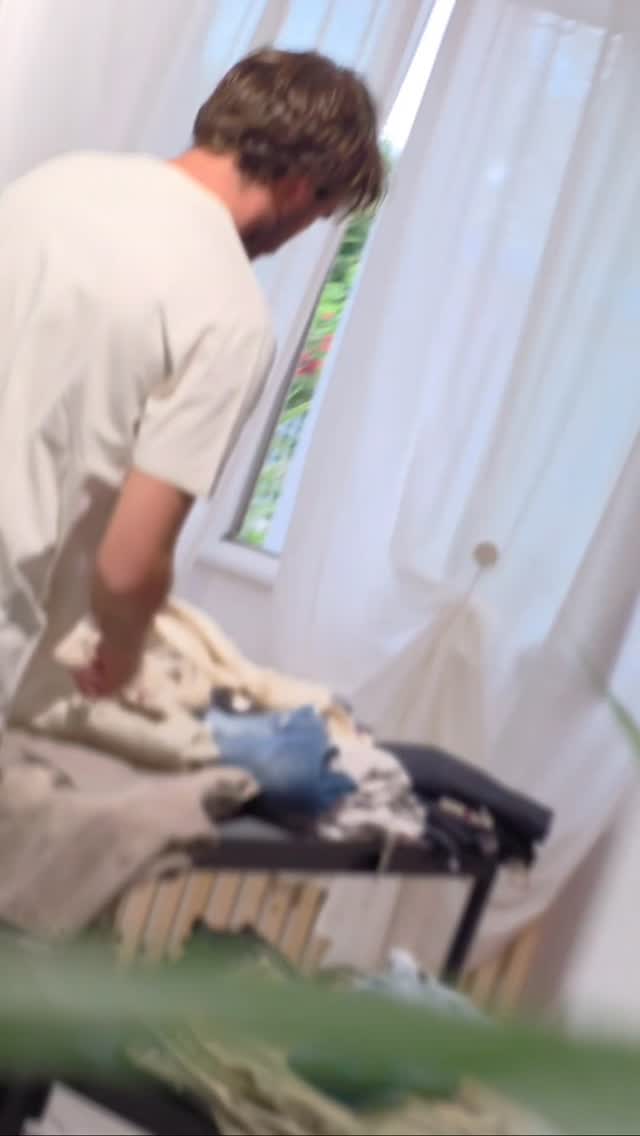 Il pantalone che ti risolve il weekend.
Hai presente quando parti due giorni e vorresti portarti dietro mezzo armadio?
Ecco, qui basta partire dal capo giusto.
Pantalone in lino e viscosa, largo, fresco, comodo, con elastico in vita.
Lo metti:
con la t-shirt per stare tranquillo la mattina
con la polo per l’aperitivo
con la camicia in lino per la sera
Un pantalone, tre situazioni, zero sbatti.
Disponibile in più colori, sia in negozio che nei mercati FANCE.
Se vuoi vestirti bene senza complicarti la vita, passa a provarlo.
FANCE = mercati + negozio.
#fanceabbigliamento #fance #abbigliamentouomo #pantalonilino #outfituomo estate2026 nuoviarrivi modauomo romagna mercati negozio santagiustina rimini