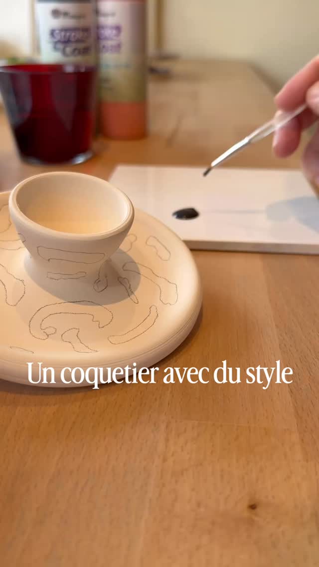 Un petit coquetier plein de caractère ✨
Fabriqué à Lyon, peint à la main à l’atelier, puis révélé après la cuisson.
Vous aussi, venez personnaliser votre propre pièce lors d’un atelier de peinture sur céramique ☕🎨