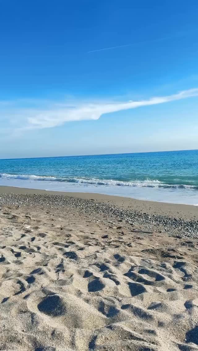 Vor einem Jahr saß ich noch im Zug in Österreich.
Heute sitze ich am Meer in Kalabrien.
Nicht weil ich reich bin.
Nicht weil alles perfekt lief.
Sondern weil ich irgendwann beschlossen habe, dass meine Zeit zu wertvoll ist, um mein Leben ständig auf später zu verschieben.
🌊 Was würdest du tun, wenn Geld keine Rolle spielen würde?#auswandern #calabria #mirellagoestoitaly #freedom