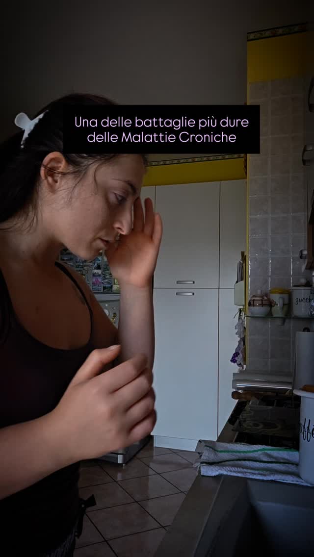 🎗𝑼𝒏𝒂 𝒅𝒆𝒍𝒍𝒆 𝒃𝒂𝒕𝒕𝒂𝒈𝒍𝒊𝒆 𝒑𝒊𝒖' 𝒅𝒖𝒓𝒆 𝒅𝒆𝒍𝒍𝒆 𝑴𝒂𝒍𝒂𝒕𝒕𝒊𝒆 𝑪𝒓𝒐𝒏𝒊𝒄𝒉𝒆 𝒏𝒐𝒏 𝒆' 𝒔𝒐𝒍𝒐 𝒊𝒍 𝒅𝒐𝒍𝒐𝒓𝒆.
È imparare a difendere la propria esperienza quando gli esami non raccontano tutto ciò che senti.
È cercare informazioni affidabili, fare domande, chiedere secondi pareri e continuare a cercare risposte quando quelle che ricevi non bastano.
È scoprire che non tutti comprenderanno ciò che stai vivendo.
🫂Alcune persone minimizzeranno. Altre penseranno che tu stia esagerando. Altre ancora vedranno i tuoi limiti come un problema invece che come una conseguenza della tua condizione.
A volte questo accade anche sul lavoro, nelle amicizie, nelle relazioni o persino nei contesti in cui dovresti sentirti al sicuro.
🤛🏽Convivere con una malattia cronica richiede una forza che spesso rimane invisibile.
La forza di rialzarsi dopo ogni visita andata male. La forza di spiegare per la centesima volta perché non puoi fare tutto come prima. La forza di continuare a credere alla propria esperienza anche quando qualcuno la mette in dubbio.
💛Se vivi con delle malattie croniche come me, ti abbraccio forte💜
Non devi dimostrare il tuo dolore per meritare rispetto. Non devi peggiorare per essere creduta. E non sei obbligata a restare nei luoghi che ti puniscono per qualcosa che non hai scelto.
❤️🩹Qual è stata la cosa più difficile da far comprendere agli altri della tua malattia?
#Endometriosi #SindromeDiAlcock #EndometriosiToracica #Fibromialgia #Vulvodinia
