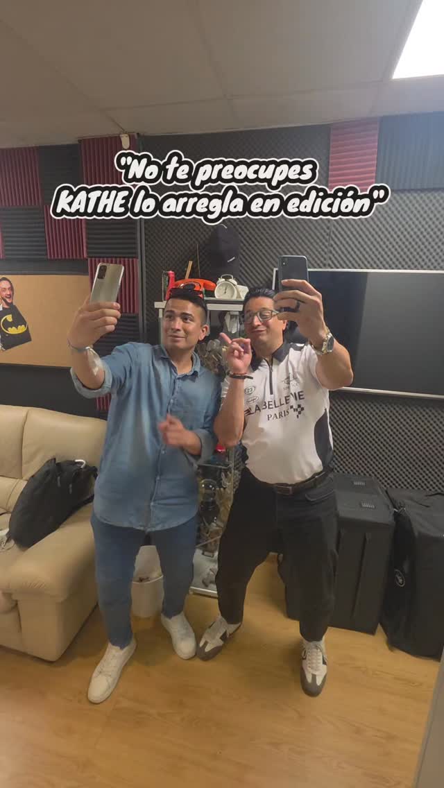 La edición no hace milagros, pero Kathe sí... ¡aunque le cueste la salud mental! 😂💼
Detrás de cada video hay un editor sufriendo en silencio. ¡Dale amor a este post y valora el proceso completo! ❤️🚀
#KatheLoArregla #EditorLife #ContenidoReal #DaleLike