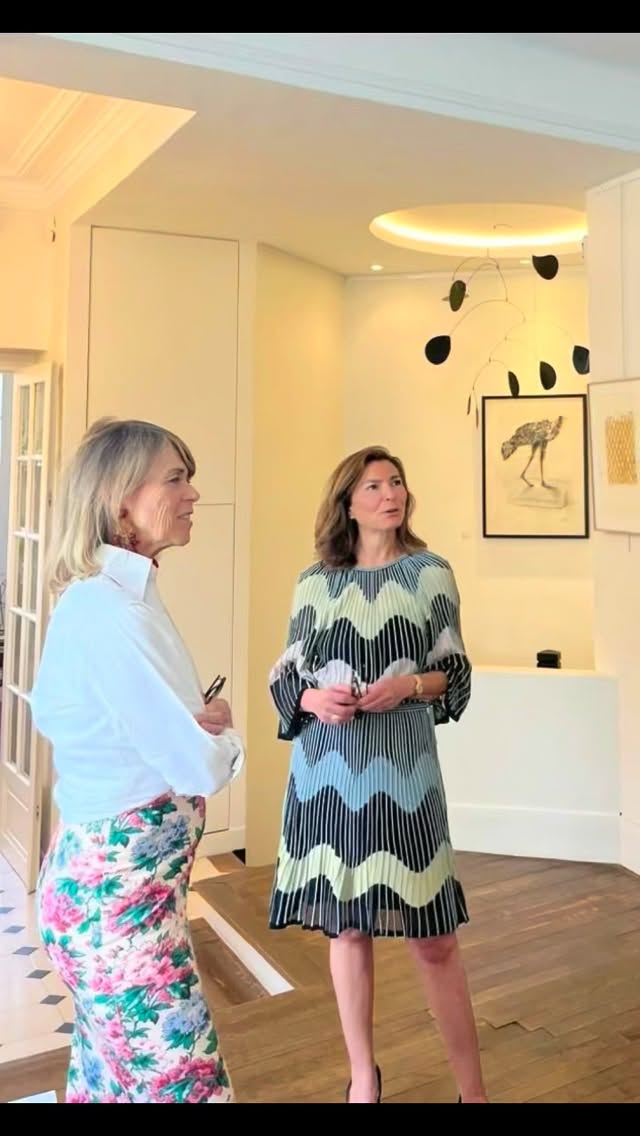 Après le vernissage!
Focus sur ma nouvelle exposition « L’art de l’estampe » qui est officiellement ouverte.
Un grand merci aux artistes Hizelaya, Frédéric Dambreville et Pontus Carle pour leur présence et leur participation.
🙏Merci aussi aux visiteurs pour leur enthousiasme et notamment la jeunesse, collectionneuse de demain…😉
❗️Portes ouvertes de l’exposition Dimanche 7 juin de 11h à 18h.
Les autres jours sur rendez-vous.
🖼️ Exposition du 5 juin au 10 juillet
Collection Stéphanie Peyrissac
📍 9 avenue de Lamballe, 75016 Paris
📩 contact@collectionstephaniepeyrissac.com
Merci @geraldinegoldwaser pour son aide tout au long des préparatifs.
🙏📷 @aramis__chvn
#estampe #artcollectors #artlovers #gravure #expositionparis