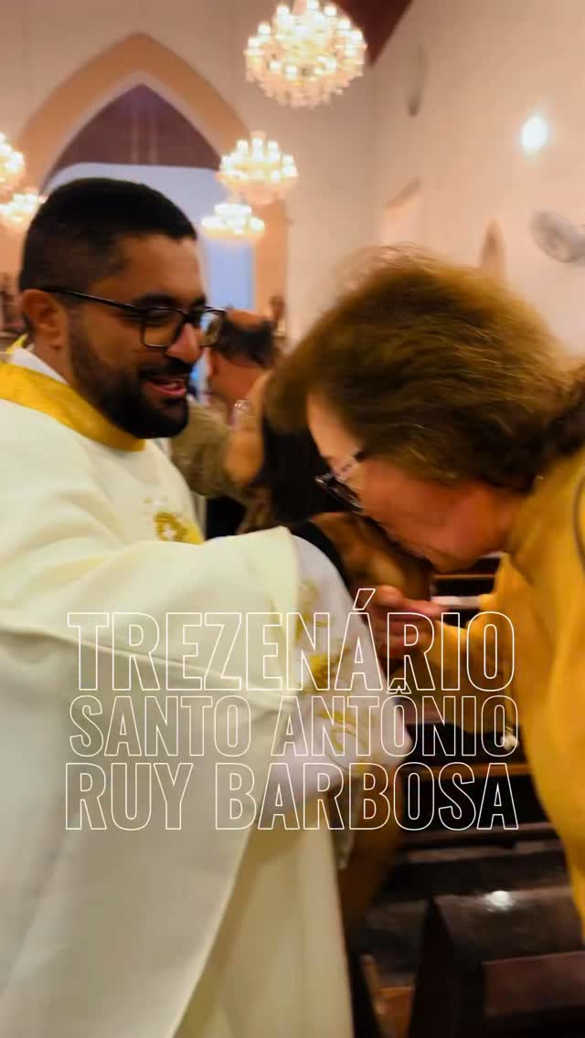 Ainda na noite desta sexta-feira, dia 5, participamos da missa do trezenário de Santo Antônio, em Ruy Barbosa, um momento de fé, tradição e encontro da nossa gente.
Estive ao lado de Neia Bastos e Gildeane Mota, fortalecendo essa caminhada coletiva que nasce da fé e do compromisso com o nosso povo nessa Diocese.
Foi uma alegria especial rever padres que têm uma bonita história de atuação na nossa região, inclusive em Pintadas. Quero fazer uma saudação carinhosa ao padre pintadense @padreerivaldogomes e ao padre @pe.augustomercio, em nome de todos, pela dedicação e serviço ao nosso povo.
Seguimos com fé, esperança e compromisso, valorizando nossas raízes e cuidando da nossa gente. 🙏✨
🎥 Paulo Marcos