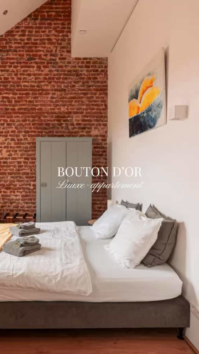 Binnenkijken bij ‘Bouton d’Or’
‘Bouton d’Or’ is de zonnigste studio van de appartementen die je bij Mille Fleurs Logies kunt boeken. Elk verblijf in ons huis heeft een heel eigen karakter, maar overal staat een warm welkom met oog voor detail centraal.
In deze lichte studio word je wakker met uitzicht over de weilanden en hoogstamfruitbomen van de Voerstreek.
De bedden zijn alvast fris voor je opgemaakt, de koffiecups staan klaar en in de tuin wacht een terras met uitzicht op de glooiende heuvels en het kasteel van de Commanderie. Trek je wandelschoenen aan, stap op de fiets of kom hier gewoon even helemaal niets doen.
Benieuwd naar ‘Bouton d’Or’ of een van onze andere appartementen?
Ontdek het volledige huis, bekijk de beschikbaarheid en plan jouw vakantie via de link in onze bio of op www.millefleurs.be.
#millefleurs #voerstreek #binnenkijken #logies #authentiekgenieten