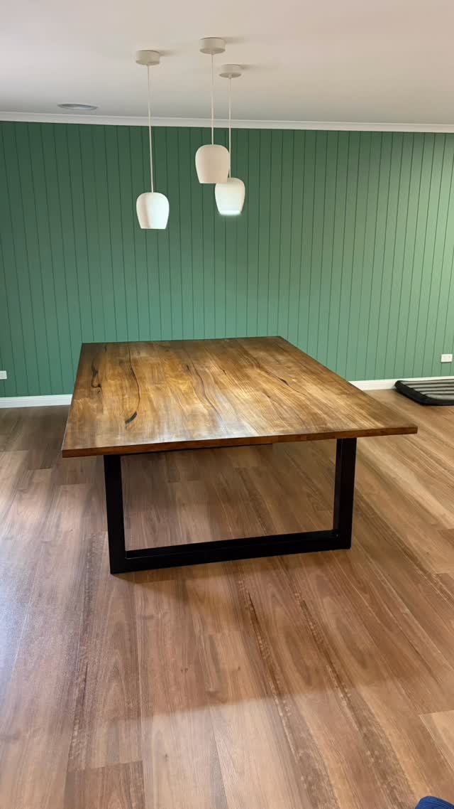 It was delivery day over the weekend for the @fiddesaustralia English stained messmate table. Absolutely love the stain choice on this one as it goes perfectly with the floors and the green feature wall backdrop 👌
@glencoetrade
.
.
.
.
.
.
.
#interiordesign #bespoke #furnituredesign #diningtable #trending