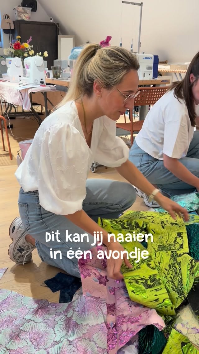 Yeey! De data voor het najaar staan net online 😍 Ze wilden al een tijdje leren naaien, maar wisten niet goed waar te beginnen! Gisteren maakten Fien, Jasmine & Marie er werk van. Ze leerden met de naaimachine en overlockmachine werken en kleine probleempjes op te lossen als deze zich voordoen! En ze gingen naar huis met een leuk tasje en scrunchie 🫶🏻
#naaiworkshop #kimonoblazer #spotworkshops #workshop #naaien