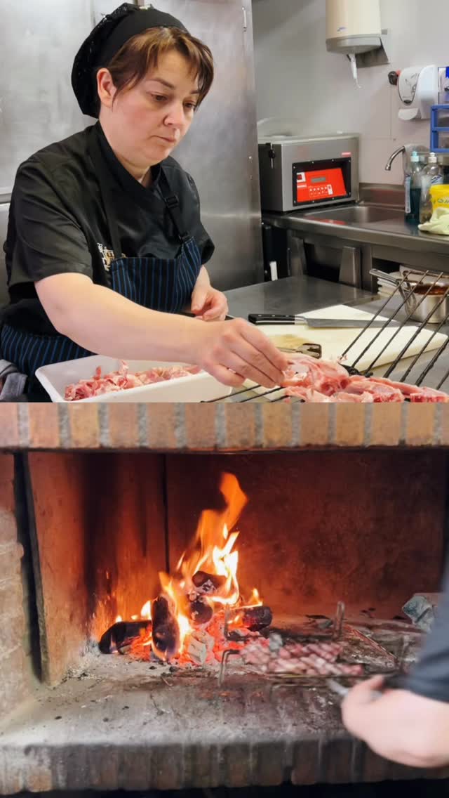 Hay sabores que no necesitan presentación 🔥
En el Mesón del Pastor, nuestras carnes a la brasa son una de esas especialidades que hablan por sí solas: producto de calidad, origen en Els Ports y todo el carácter de la cocina de nuestra comarca 😍
La brasa hace el resto: potencia el sabor, respeta la carne y nos conecta con esa forma de cocinar sencilla y auténtica 🧡
#mesondelpastor #bibgourmand #morella #elsports #guíarepsol