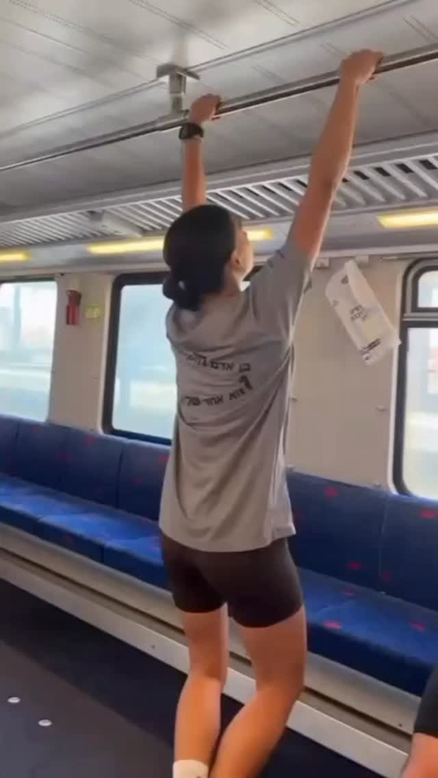 נראה קליל כאילו זה חימום 😄
שי האלופה מצוות באר שבע מנצלת כל רגע בדרך לאימון המשותף בדיונה באשדוד!
#יוםסיירות #טיס #כושרקרבי #שייטת13 #סיירתמטכל