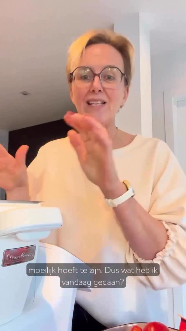 Wil je blijvend afvallen? Maak het dan niet te moeilijk: mijn reddende engel ? Mijn soepmaker!
Gewoon wat overschotten uit mijn ijskast (of wat diepvriesgroenten), samen met wat water en wat bouillon….opzetten….wandeling maken en thuiskomen met de heerlijke geur van verse soep….
Gezond leven kan ook simpel zijn..,
Liefs, Elly 💋