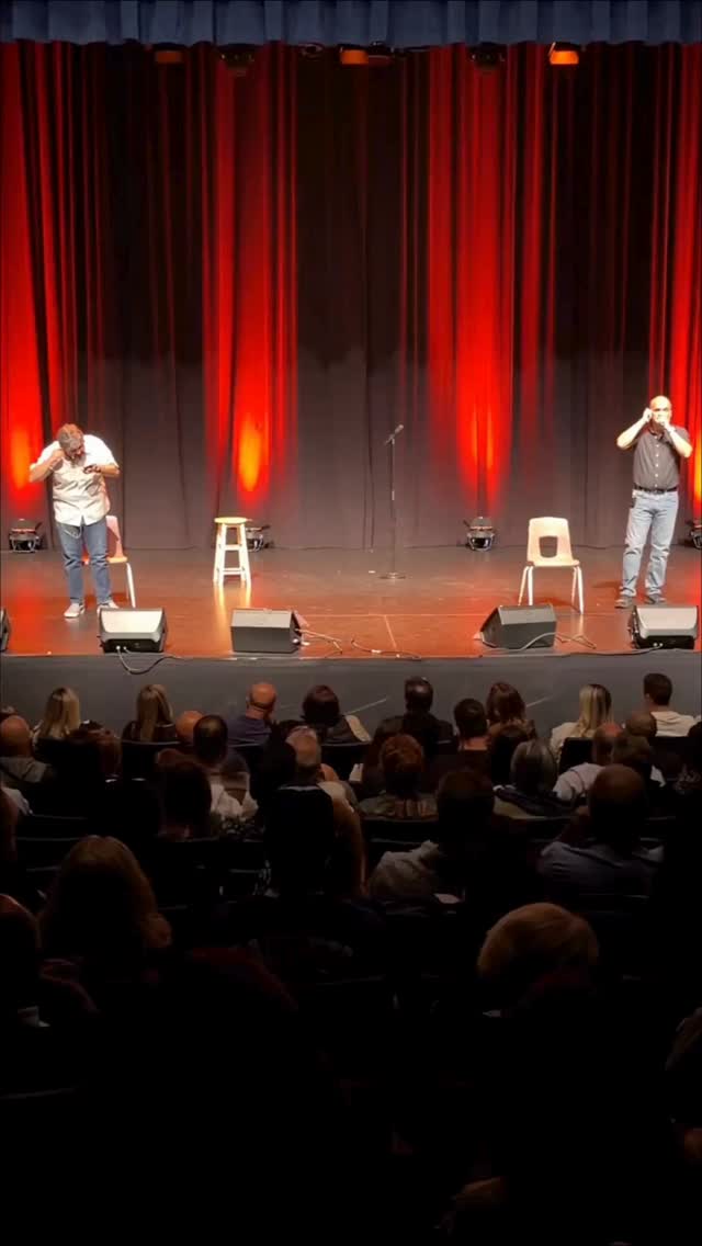 “I pay everything cash money.”
Meanwhile there’s 14 loyalty cards in the wallet. 😅🇵🇹
🎉 We’re on tour with our brand-new show, No Recipe Needed!
📍See all dates and cities at portuguesekids.com or tap the link in bio
🎟️ PortugueseKids.com