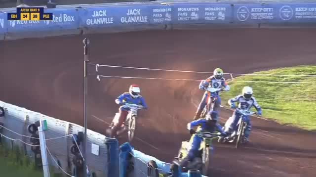 🎥 30 years in speedway and think that’s the first time I’ve been taken out by a flying pair of legs at 50–60mph… 😂👀💣
#chrisbomberharris #speedway #żużel #37 #crash