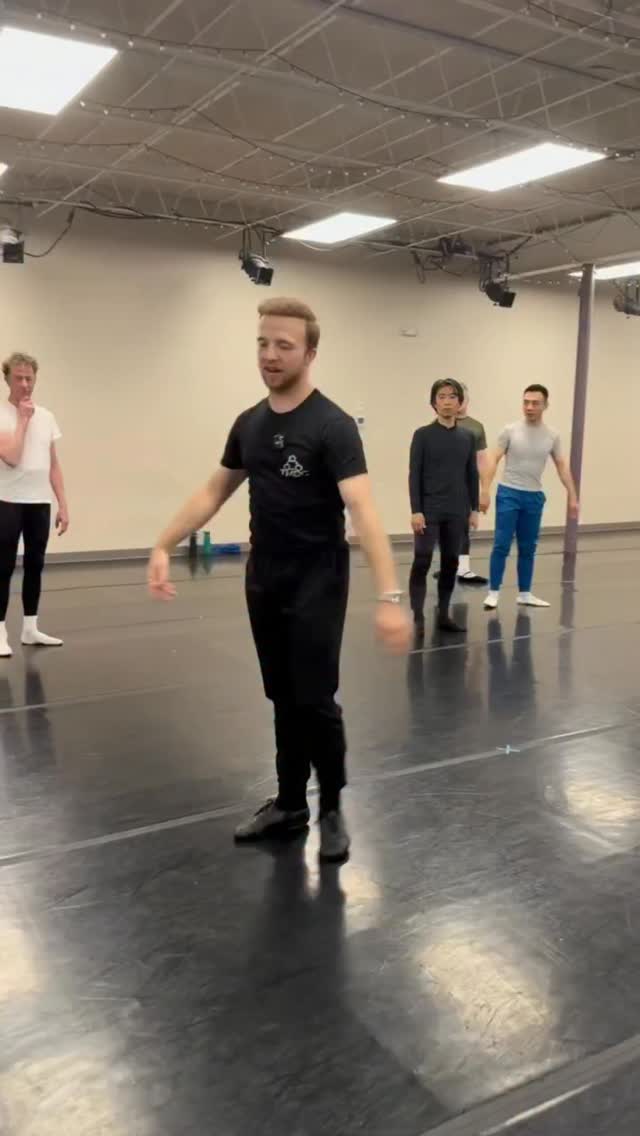 Don’t just run, OWN the space! 💥Artistic Director Bryce Lee demonstrates the importance of traveling with presence in Men’s Variations class at our Adult Summer Intensive.
#maledanceconnection #balletdancer #adultdancer #fy