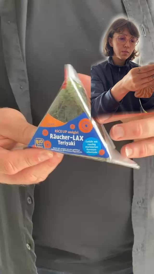 Crunchy bleibt crunchy. 🍙✨
Das Trennfolie zwischen Alge & Reis ist kein Verpackungs-Fail, sondern genau so gewollt: Erst beim Öffnen berührt das Algenblatt zum ersten Mal den Reis — und bleibt dadurch frisch & knusprig.
So easy geht’s:
vordere Lasche abziehen und ringsherum und ab, dann nur die Flügelchen rechts & links wegziehen — fertig ist dein Onigiri-Moment. 😮💨
Snack öffnen. Abbeißen. Crunch erleben.
#riceup #onigiri #snacktime #veganesnacks #berlin