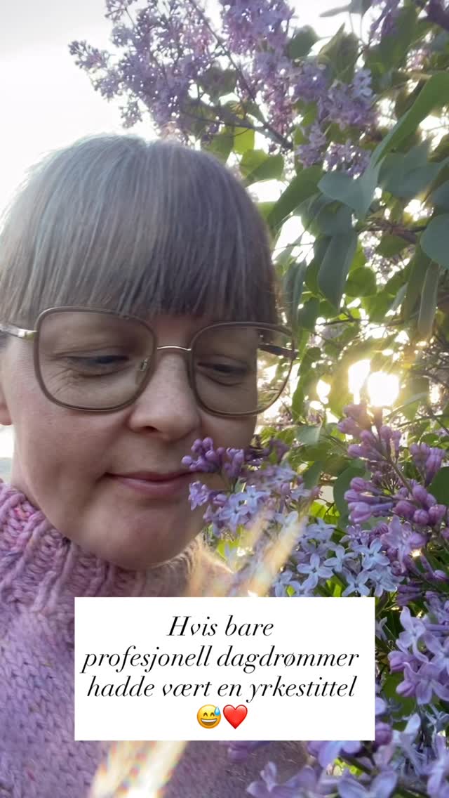 Jeg vil inspirere til å se, være tilstede i sansene, legge merke til, oppdage, oppleve, undre.
Ta oppmerksomheten tilbake.
Være nysgjerrig på livet.
Jeg vil inspirere til ro og flyt i kroppen og sjelen.
Jeg vil berøre, jeg vil skape, jeg vil føle.
Jeg vil drømme meg bort, jeg vil tenke store tanker, filosofere, reflektere og fantasere.
Jeg vil svømme i farger og bade i lys.
Jeg vil dele mitt perspektiv på denne forunderlige verden, dette livet og hele universet.
La blikket, hjertet og intuisjonen lede veien.
Er du også en dagdrømmer og en skapende sjel? Bli med så kan vi slå følge på veien 🌸✨🌈🦋 Jeg planlegger noe fint til høsten som du kanskje vil høre mer om.
Jeg er i gang med et nyhetsbrev og ønsker deg velkommen inn! Det blir litt nyheter fra meg, men også små kunstpauser med kreative oppgaver, refleksjoner og kunst.
skapendesjel.no/nyhetsbrev 🦋
Link i bio.
#skapendesjel #kreativitet #intuitivkunst #dagdrømmer