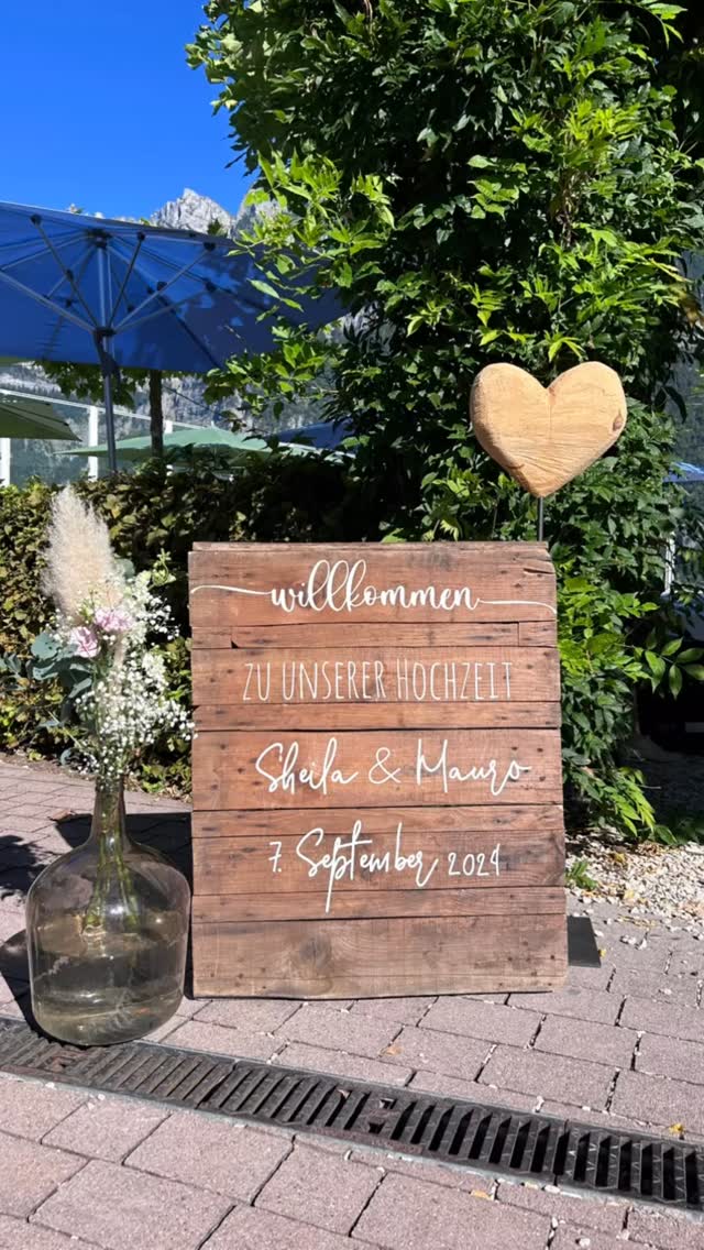 ✨ Repost Sommerhochzeit 2024 ✨
Liebe, Emotionen und unvergessliche Momente – diese wunderschöne Sommerhochzeit durften wir 2024 mit viel Herzblut begleiten. 🤍💍
Von der ersten Idee bis zu den liebevollen Details vor Ort entstand ein Fest voller persönlicher Glücksmomente. 💐✨
Vielen Dank an das wunderbare Brautpaar für euer Vertrauen. Wir wünschen euch von Herzen alles Glück der Welt für eure gemeinsame Zukunft. 🥂🤍
💝 Dekoration: @gluecksmomente.li
🪧 Papeterie: @pastellliebi
📸 Fotografie: @jessicanardone_photography
🎤 Freie Trauung: @die_wegmacherin
🌸 Floristik: @goldblatt.ch
#repost #sommerhochzeit #hochzeit2024 #hochzeitsdeko #weddingdecor hochzeitsinspiration schweizerhochzeit gluecksmomente weddingday bridetobe