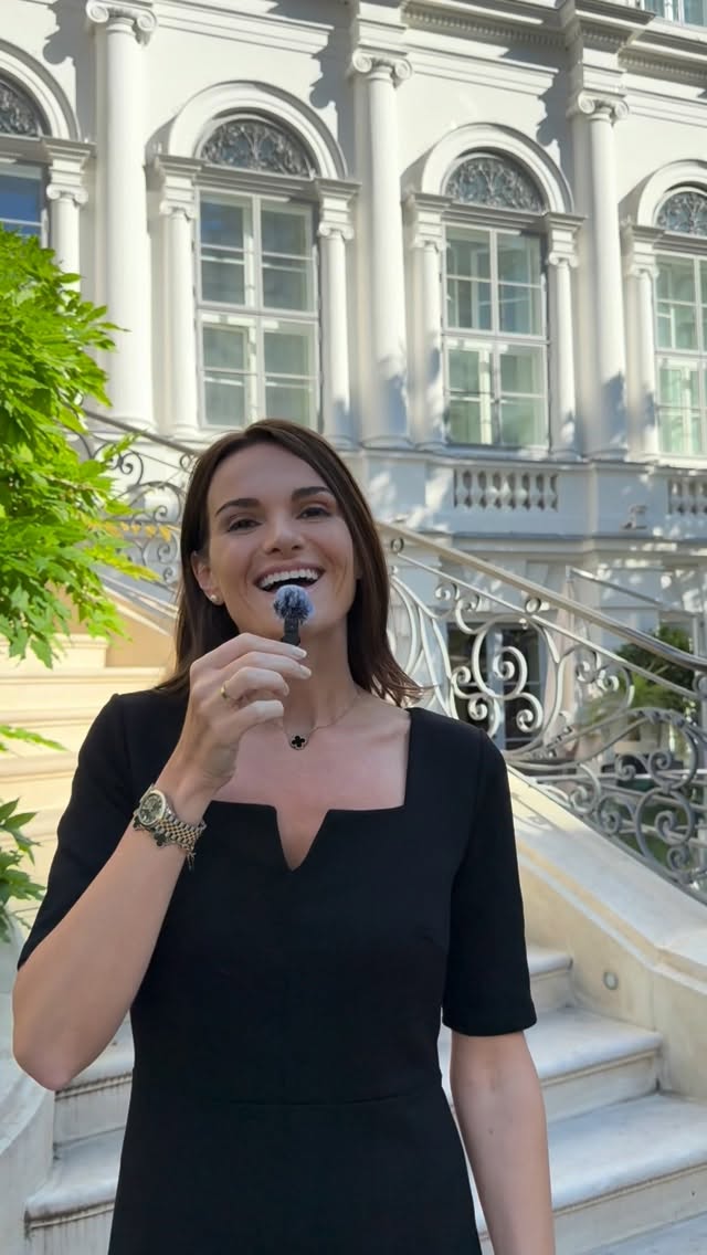 Gestern durfte ich als Weddingplannerin eine absolute Traumhochzeit im Palais Coburg begleiten.
Ein riesiges Dankeschön an das wundervolle Paar für das Vertrauen und an das fantastische Dienstleister-Team, das diesen Tag unvergesslich gemacht hat!
Location @palaiscoburg
Foto @schwanzerandreas und @lauramazurekweddings
Video @ver.filmt
Dekor @trenddeko_rent
Floristik @floralgaragegriessmaier
Planung @mariella.wedding
#PalaisCoburg #Weddingdaycoordination #Hochzeitsplanerin #weddingplanner #Traumhochzeit