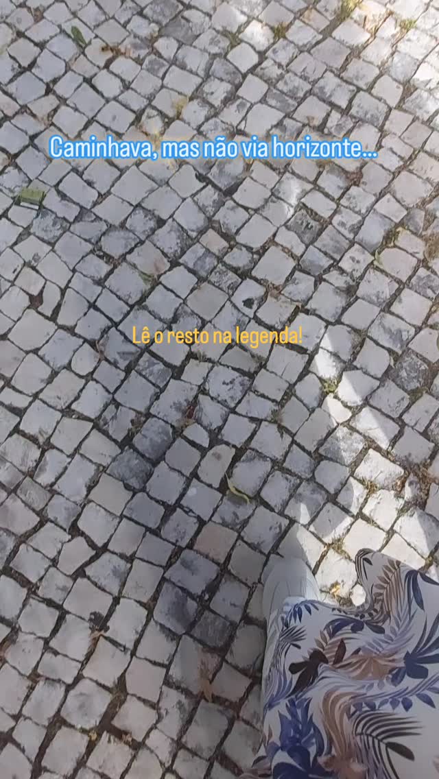Caminhava, mas não via horizonte… até perceber que, às vezes, o primeiro caminho que precisamos de encontrar é para dentro. 👣
Depois de estar hospitalizada, tive que reaprender a andar. Mas também tive que reaprender a pensar, a sentir, a confiar e a viver. 💛
Foi nesse processo que percebi que nem sempre conseguimos transformar a vida apenas a falar sobre ela... Às vezes, precisamos de criar, libertando emoções que ficaram presas no corpo.
É isso que fazemos nas Sessões “Arte & Transformação”. Através de exercícios criativos simples, usamos a expressão artística como ferramenta de desenvolvimento pessoal, reflexão e autoconhecimento.✏🎨🎭🎶🎬
Não precisas de ser artista. Só precisas de dar o primeiro passo!
Pode ter um efeito terapêutico, mas não é terapia.
Não substitui acompanhamento psicológico, psicoterapêutico ou médico.
👉 Envia-me mensagem com a palavra ARTE e ofereço-te uma sessão gratuita para experimentares.