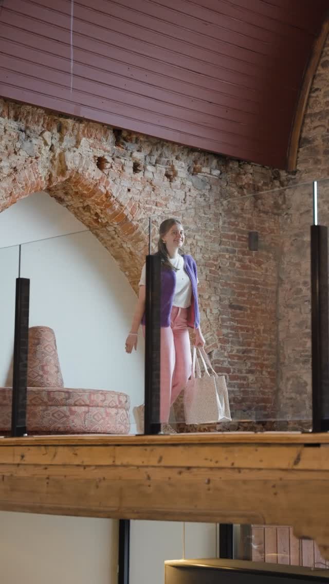 💖 A touch of pink… pink all the way! 💖
Deze kleurencombinatie geeft instant happy vibes en is perfect om wat extra kleur toe te voegen aan onze typisch Belgische, grijze dagen. ☁️✨
Kom langs in onze concept store, ontdek deze leuke outfit en laat je inspireren! 🛍️
#pinklover #newcollection #conceptstore #fashioninspo #shoplocal oot