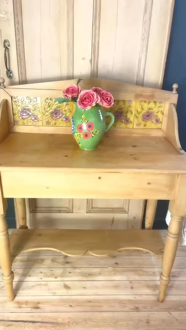 Gorgeous antique pine washstand with beautiful tiled backsplash. It also has a lovely shaped shelf, turned legs and decorative finials, not to mention a towel rail at either side!
It measures W98cm D44cm H102cm (back) now just £125 including local delivery
#washstand #victorianpine #antiquepine
