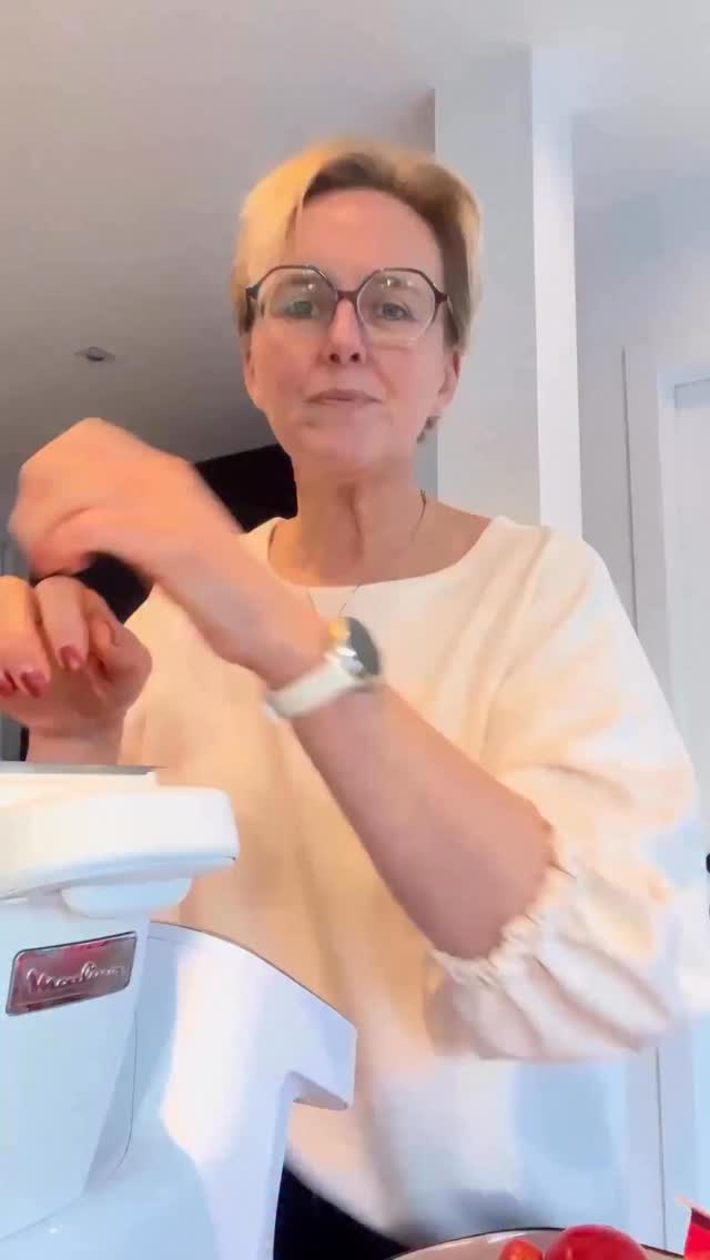 Wanneer je blijvend wilt afvallen of gewoon gezond wilt leven geef ik je alvast 1 goede raad : keep it fucking simpel!! Vooral als je weinig tijd hebt!
1 van mijn reddende Engelen is mijn soepmaker! Ik doe er wat groentjes, water en bouillon in. Zet het programma op en maak een wandeling. Wanneer ik thuis kom geurt het lekker naar soep…
Heerlijk toch?
Wat maakt jouw gezond leven makkelijk?
Liefs, Elly 💋