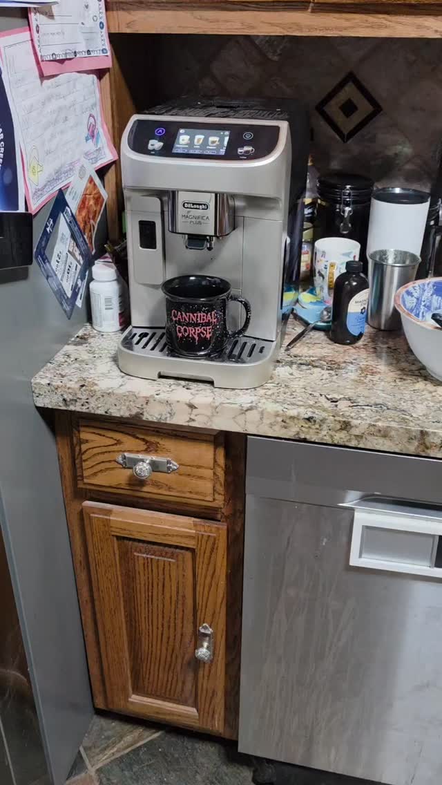 De'Longhi Magnifica Plus Fully Automatic Espresso Machine makes life a little nicer. #americano #espresso #espressomachine #coffeetime #coffeelover