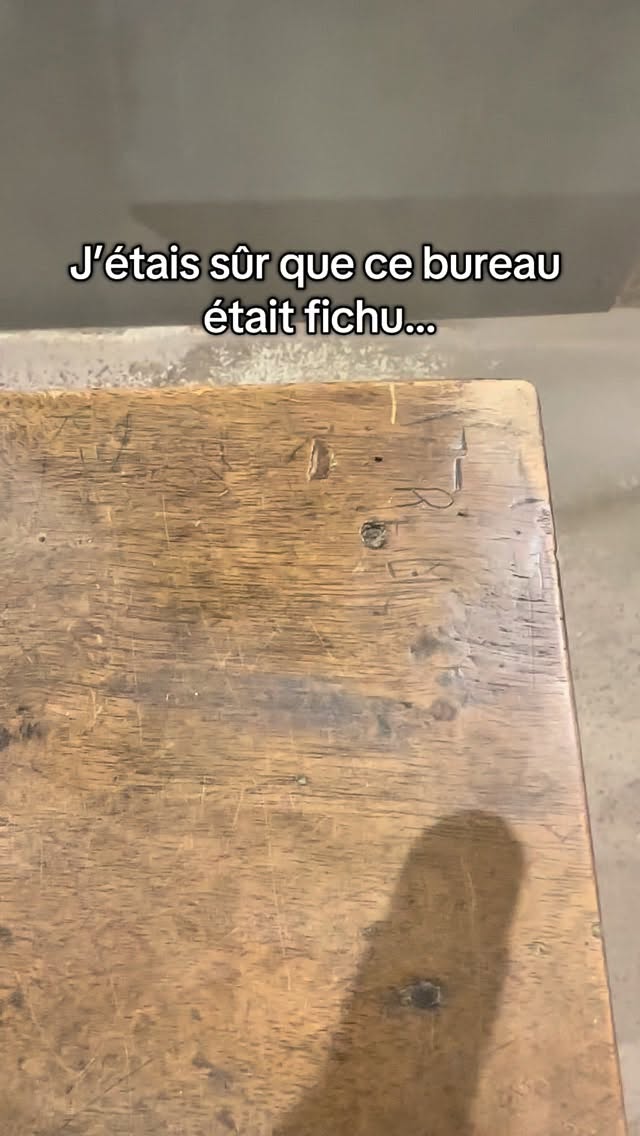 À première vue, il n’avait plus aucun intérêt.
Taché, usé, oublié depuis des années…
Mais le bois cachait encore une belle surprise.
Vous l’auriez gardé ou remplacé ? 👇 #aerogommage #bois #avantapres