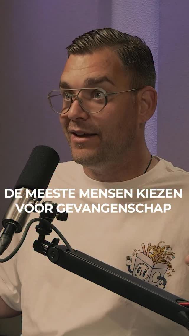 Wat als de muren waarbinnen je leeft nooit door jou zijn gebouwd?
De meeste mensen denken dat ze hun eigen keuzes maken. Toch worden veel van onze gedachten, angsten en patronen gevormd door iets wat veel ouder is dan wijzelf. We groeien op binnen een familiesysteem dat ons vormt, niet alleen door wat er wordt gezegd, maar juist door alles wat onuitgesproken blijft.
Vaak zijn het de meest gevoelige kinderen die onbewust gaan dragen wat eerdere generaties niet konden verwerken. Niet omdat ze zwak zijn, maar omdat ze vanuit liefde en loyaliteit voelen wat anderen niet konden voelen.
Daardoor leven veel mensen een leven dat niet volledig van hen is. Ze blijven vastlopen in dezelfde patronen, terwijl ze diep vanbinnen voelen dat er meer mogelijk is.
Maar kiezen voor jouw eigen leven vraagt moed. Want zodra je loslaat wat niet van jou is, ontstaat de vraag: wie ben ik zonder alle rollen, overtuigingen en beschermingsmechanismen die ik jarenlang heb gedragen?
Dat is vaak waar de weerstand begint. Niet omdat mensen niet willen veranderen, maar omdat het bekende veiliger voelt dan het onbekende.
Toch begint daar ook echte vrijheid.
Niet door harder aan jezelf te werken, maar door zichtbaar te maken wat generaties lang verborgen is gebleven. Want wat gezien wordt, kan bewegen. En wat beweegt, kan veranderen.
In aflevering 141 van de Positiviteitspodcast nemen we je mee in generationeel trauma, familiepatronen en de onzichtbare loyaliteiten die ons leven sturen zonder dat we het doorhebben.
Want achter iedere generatieketen ligt een mogelijkheid tot bevrijding.
Wil je de aflevering luisteren?
Comment dan hieronder met het woord “positief” en ik stuur je persoonlijk de link toe.
#generatietrauma #bewustleven #familiesysteem #vrijheid #eigenwaarheid