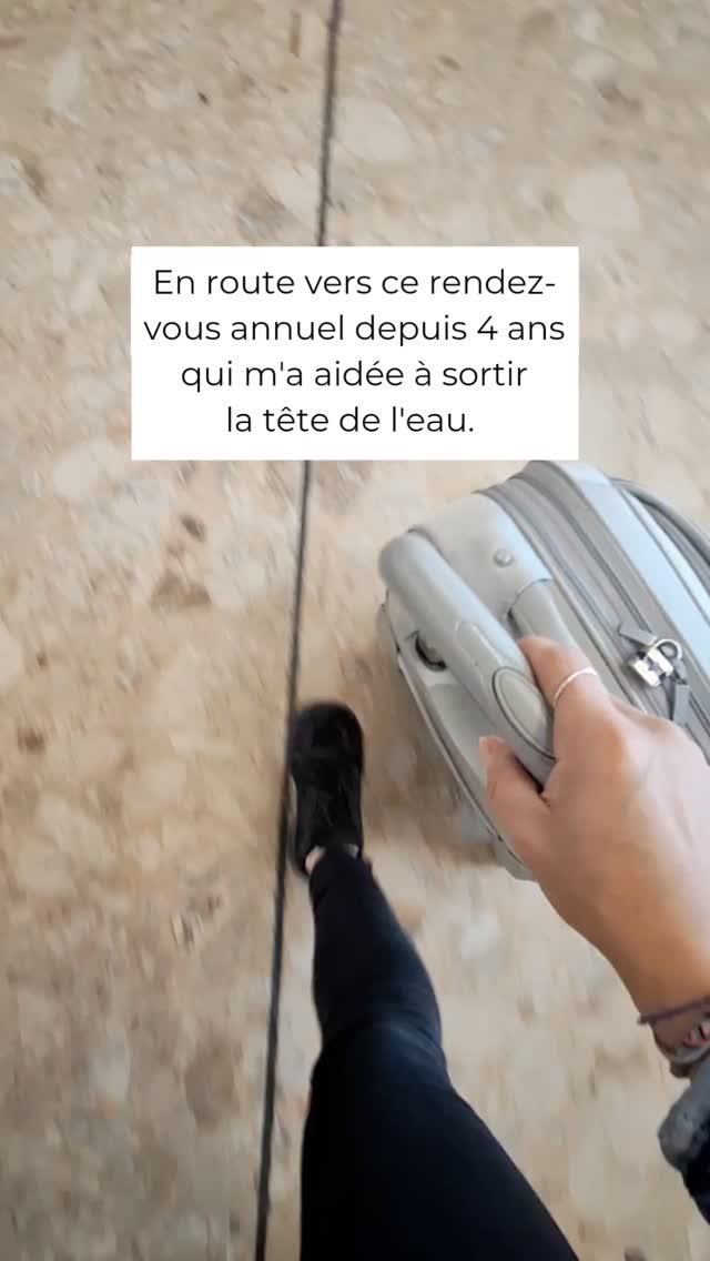 C'est ma 4è édition consécutive du séminaire de @davidlaroche_ & @paradox_fr 🥹
Et sans doute le dernier.
J'en ai fait un rendez-vous annuel à un moment où j'avais l'impression de devoir "justifier" du temps pour moi seule.
(Ou non, j'avais peut-être pas l'impression de devoir me justifier, mais en tout cas, c'était pour moi, même pas un sujet. Bref.)
Un séminaire, c'était parfait.
C'est pas vraiment des vacances (pas du tout même... 😅) mais en même temps, c'est une parenthèse absolument hors du temps, pour moi seulement.
J'ai tellement de gratitude lorsque je repense à la moi d'il y a 4 ans.
J'avais tellement pleuré, j'étais complètement bouleversée par les mots que je commençais à mettre sur ce que je ressentais.
Je ne peux même pas vous l'expliquer tellement c'est une expérience hors du temps.
Et ça a infusé.
Une année après, en 2023, j'écrivais mon livre.
Beaucoup de personnes n'ont pas compris (et ne comprennent toujours pas) pourquoi je vais à ce séminaire.
Et comme pour beaucoup de choses, lorsqu'on ne comprend pas, on juge sans savoir.
Mais une chose est sûre, c'est que ça m'a aidé et permis d'incroyablement avancer à plein de niveaux.
Bref, je suis en route.
Et je ne vais pas vous dire que je vais vous prendre avec moi ces prochains jours 🤭 car je sais par expérience, que je ne le ferai pas.
Je vais juste être là 🙏
Belle journée 😘