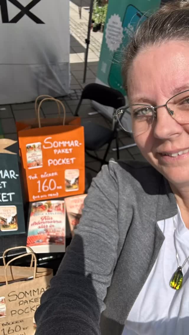 Västervikstorget i Strängnäs idag! Massor med folk och kul grejer som händer i Strängnäs hela dagen!
#Nationaldagen #strängnäs #närdrömmarnaslårin #gularosornasstad #marknad