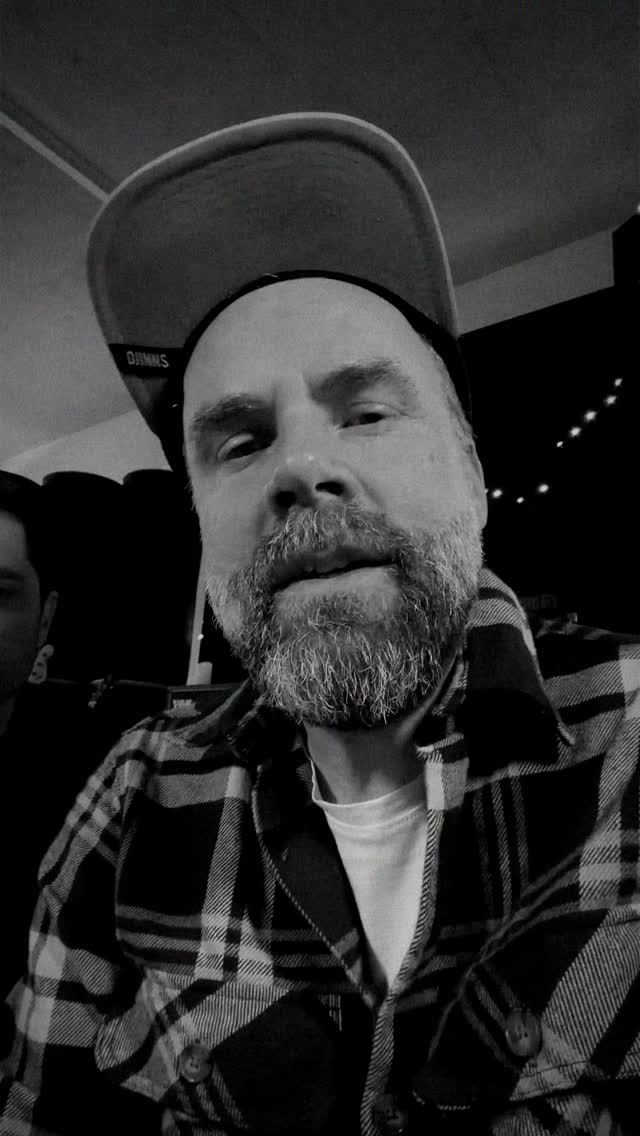 Marco hat mich gefragt, wie ich unsere Gruppendynamik beschreiben würde, wenn wir im Studio sind.
„Geduldig, offe, s brucht nöd vil Wort, mir spilled eifach zäme u das formt sich immer meh zu öppis Ganzem und irgendwänn fühlt sich‘s richtig a!“
Am Samstag spielen wir zum ersten Mal als Trio live vor Publikum!
Wir freuen uns!
#adriansterntrio