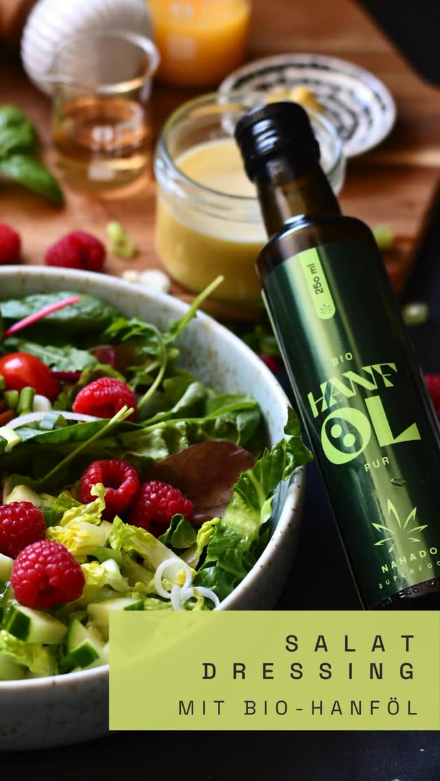 Bunte Salate sind immer ein gute Idee, je vielseitiger desto besser. 💚
Und so könnt ihr auch kleinere Reste wunderbar verwerten, kombiniert einfach alles was euer Kühlschrank so hergibt.
Ein leckerer Salat steht und fällt natürlich mit einem aromatischen Dressing und da haben wir hier ein leckeres Rezept für euch mit unserem Bio-Hanföl.
Das nussige Öl passt ganz hervorragend zum fruchtigen Orangensaft. ☀️
4 EL frisch gepresster Orangensaft
2 EL Bio-Hanföl
1 TL Senf
1-2 EL Weißweinessig
Optional: 1 kleine Prise Zucker oder etwas Ahornsirup
Salz
Pfeffer
#eattherainbow #sommersalat #gesundeernährung #salatdressing #glutenfrei