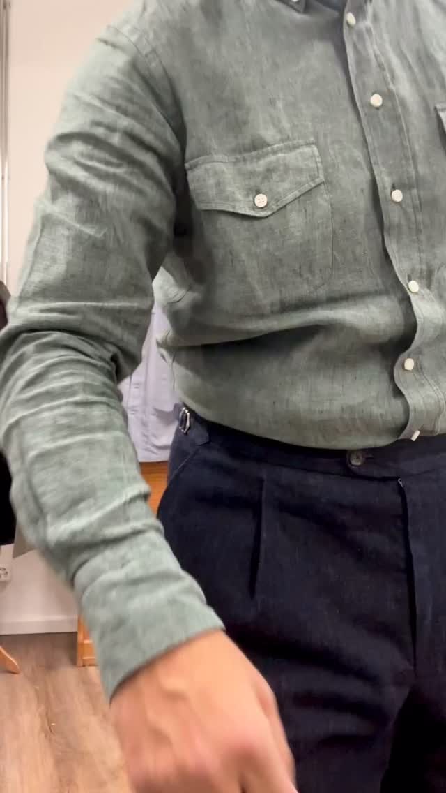 OOTD Friday vibes.
Leinen Shacket, Leinen Shirt und High‑Rise Denimhose, effortless cool.
Dazu unsere @handmacher_schuhmanufaktur Schuhe.
Clean, comfy, ready for the weekend.
Sportlich, bequem, stylisch.
#tailormade #tailoring #masshemd #maßkleidung #suit