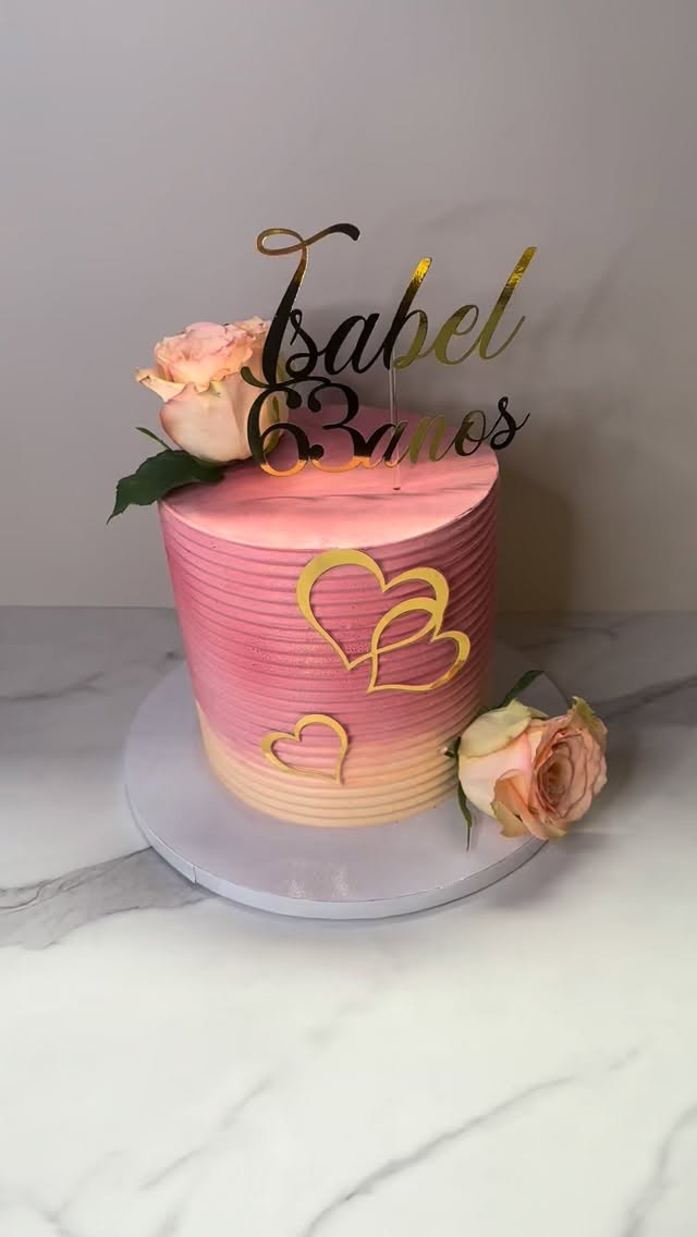 🌹✨
#sucreetcel #cake #ecublens #cakedesign #birthdaycake