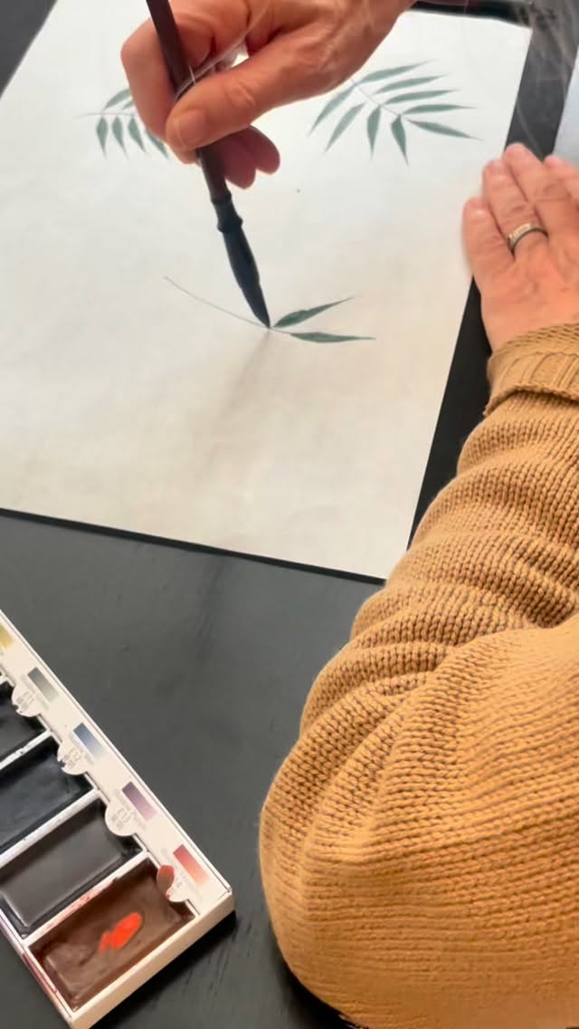 Sabato 13 giugno a Torino, ore 15:00–17:00, torniamo in via Locana 14 con il Saiboku Workshop e gli acquerelli giapponesi.
Il soggetto di questo incontro è il Bambù, una delle figure più radicate nel linguaggio immaginale dell’arte orientale. Piega sotto il vento con una grazia che non è cedimento ma intelligenza, e in quel piegare rivela qualcosa che appartiene a tuttə noi: la capacità di restare integri proprio mentre ci lasciamo attraversare da ciò che accade.
Dipingerlo con gli acquerelli giapponesi significa entrare in un ritmo fatto di gesti ampi e pause vive, di segni che si costruiscono sulla carta con la stessa naturalezza con cui il Bambù cresce nella realtà, senza forzature, senza fretta.
I materiali sono inclusi. Il costo è di €75 con €25 da versare all’iscrizione e il saldo il giorno del corso.
Trovi tutte le informazioni e le iscrizioni sul sito o al link in bio.