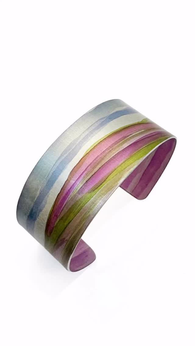 This week we had a fabulous top up of jewellery from @jenny.rothwell_jewellery 😀
Jenny has been making jewellery to sell for about 15 years now. She lives in a beautiful part of the world, surrounded by the lush green hills of the Peak District. Much of Jenny’s work is based on plant and garden themes which reflect what she can see from her workshop window. The ever changing scenes in the field behind her house is a constant inspiration.
#frannyandfiler #contemporaryjewellery #jewellery #handmade #jewelleryaddict