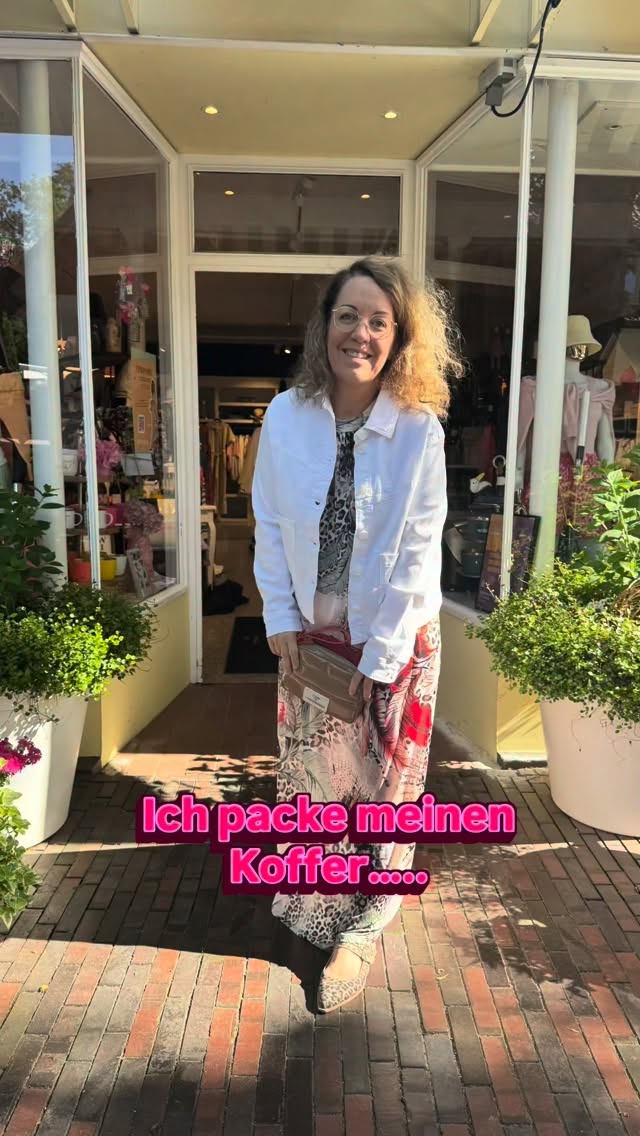 Eingepackt, rausgenommen, angezogen – fertig. 🩷
Unser Kofferkleid ist der heimliche Star des Sommers: einfach in den Koffer, am Ziel rausnehmen und es sieht aus als wäre es frisch gebügelt. Bügelfreier Leo-Print trifft auf große Blatt- und Federmuster, Neckholder-Ausschnitt, fließend und leicht.
Und das Beste? One Size – passt von Größe 36 bis 44.
Wir haben verschiedene Muster im Laden – schaut einfach vorbei oder schreibt uns eine DM oder WhatsApp, wir helfen euch gerne weiter!
Pauline Worpswede · Bergstraße 26 · Mo–So 11–18 Uhr
#PaulineWorpswede #Worpswede #Kofferkleid #Leoprint #Neckholder