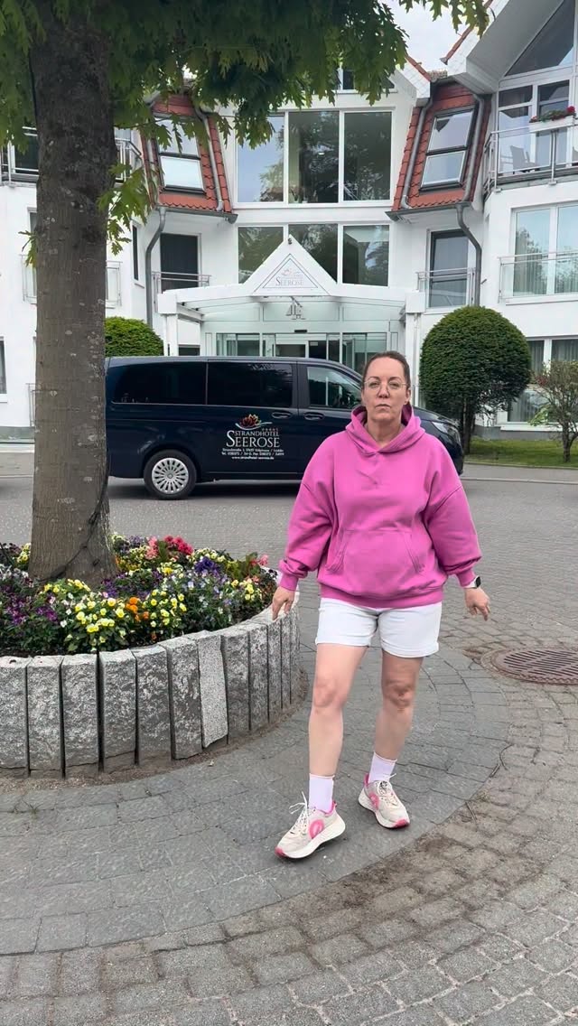 Letzten Sonntag, kurz vor der Abreise, noch schnell ein Reel vor diesem kleinen Traumhotel gedreht. Weil manche Momente einfach festgehalten werden müssen. 🩷
Zwei Tage Strandhotel Seerose auf Usedom. Frühstück unfassbar gut. Spa megagut. Ich: richtig erholt zurück. Das passiert mir nicht oft.
Der Hoodie, die Shorts, die Socken, die Sneakers — alles Pauline. Die genauen Modelle nicht mehr, aber so viele andere, die genauso gut sind. Schau vorbei. 🩷
📍 Pauline Worpswede | Bergstraße 26 | Mo–So 11–18 Uhr
#paulineworpswede #worpswede #strandhotelseerose #usedom #ootd
🏷️ Werbung