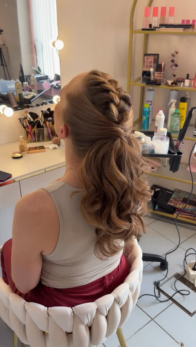Bridal Ponytail
Dieser Look vereint weiche Wellen, Volumen und Haltbarkeit für einen langen Hochzeitstag.
Wie gefällt euch diese Brautfrisur? 👰♀️
#braut2027 #bridalhair #weddinghair #hochzeitsstyling #salzburg