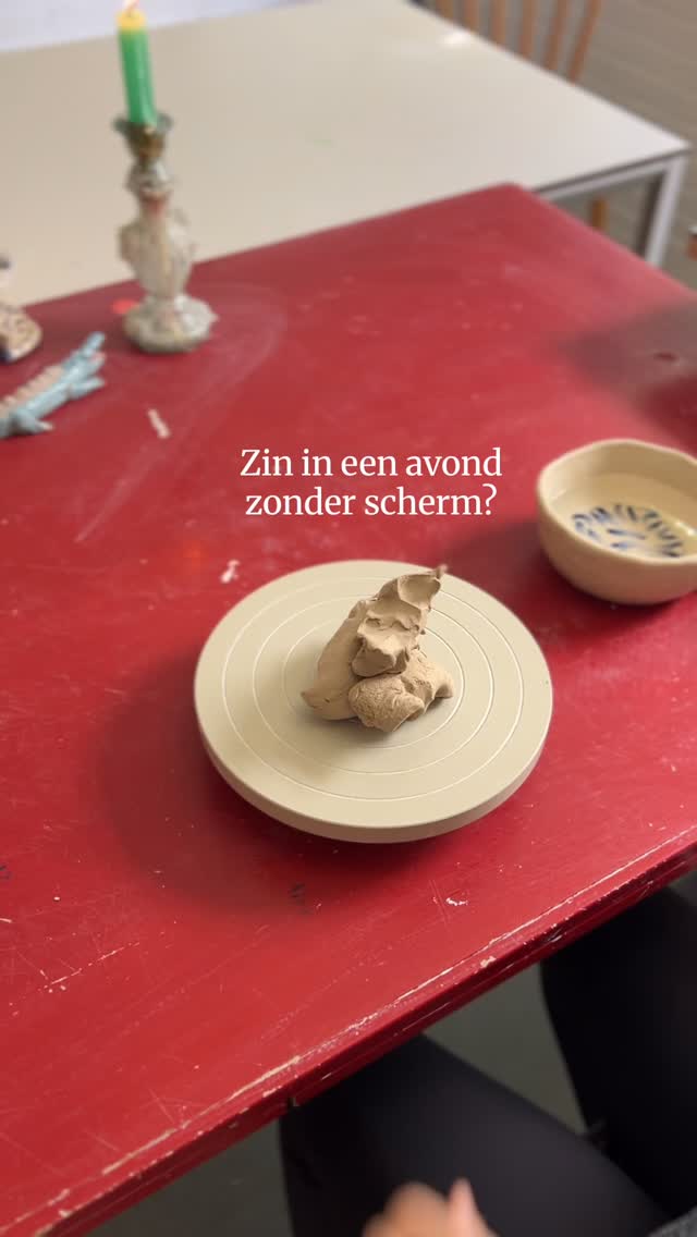 Even een moment voor jezelf met nogal een uniek resultaat! Je werk wordt gebakken op 1250 graden Celcius en kan daarna een fijn en lang leven bij je hebben!
Deze thuisworkshop (waar je, je voor kunt aanmelden t/m 9 juni - alle info in de link in mijn bio) is voor jou als je nieuwschierig bent naar wat jouw handen van klei kunnen bouwen!
- geen ervaring nodig, ik begeleid je stap voor stap in de video die je bij je kleipakket krijgt
- je hebt een maand om een avond te kiezen om je vaas tot leven te brengen (18 juli doen we een rondje Groningen en halen we alle werken op om ze af te bakken!)
- inclusief bonus video over een decoratie techniek!
Je hebt al een kleipakket vanf €39,50
Vragen? Voel je altijd vrij een DM te sturen!
#keramiekvanuithuis #creatief #groningen #keramiek #vaasje