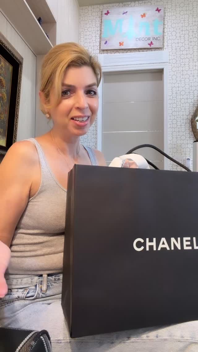 Oops. It happened again. In my defense, could you really have left this one behind? Didn't think so!
#chanelbag #fashionlover #handbag