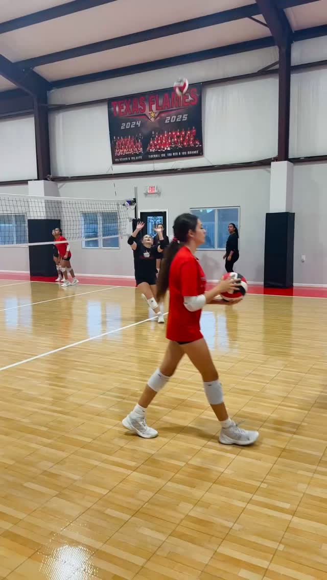 Behind the scenes of our first setting training of the summer! 🔥 Reps, reps and more reps! Setting is hard and we're here to teach them everything they need to know!
✔️ Our coaches played the setting tempo sounds during the training, to help them find their rhythm!
❤️🔥 Don't forget to practice at home also! 💯 The more you touch the ball as a setter, the better you become! #texasflamesvolleyball #volleyballclub #volleyballtraining #volleyballskills #summertraining