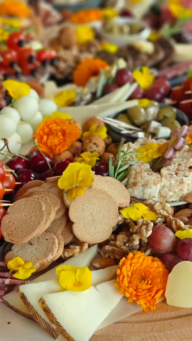 🌸 Waar tapas en bloemetjes samenkomen 🌸
Wij werken graag een thema uit dat perfect bij jouw feestje past! En in dit geval waren het bloemetjes 🌼